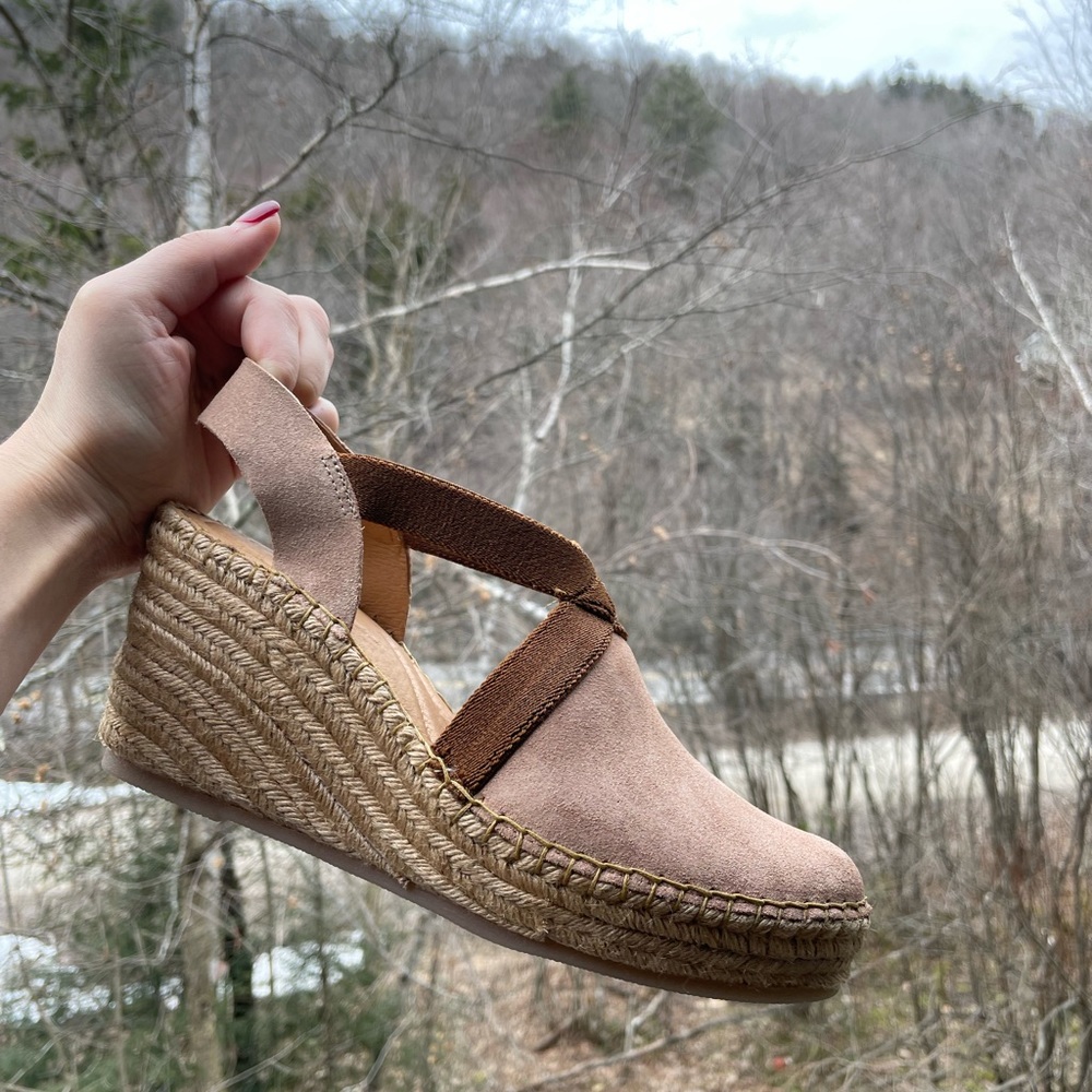 Brand new never been worn Born beach wedges